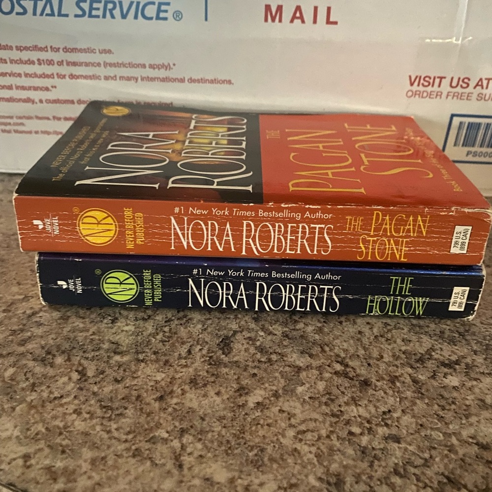 Nora Roberts Signs of Seven series paperbacks novels - Picture 2 of 3